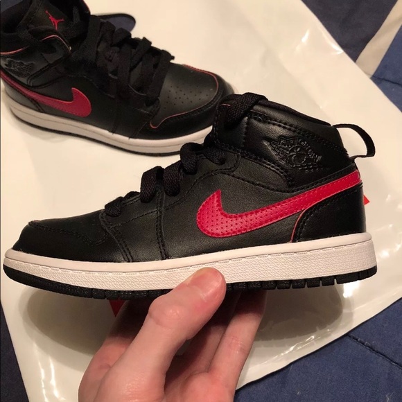 Nike Jordan 1 Black/Gym Red - Picture 6 of 8